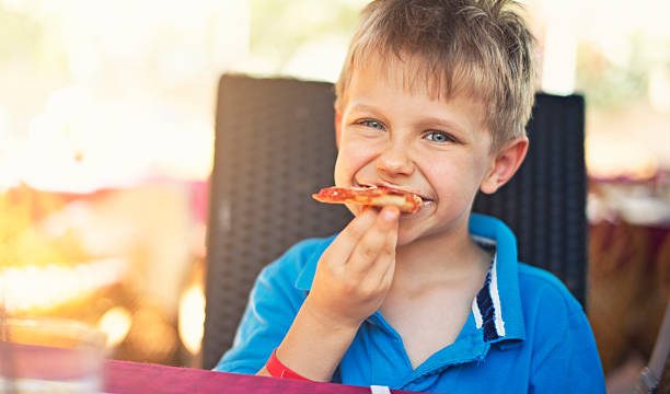 child eating cicis pizza